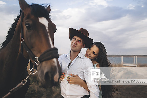 Junges Paar zu Pferd