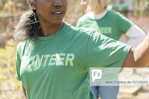 Ältere Frau Freiwillige in grünem T-Shirt