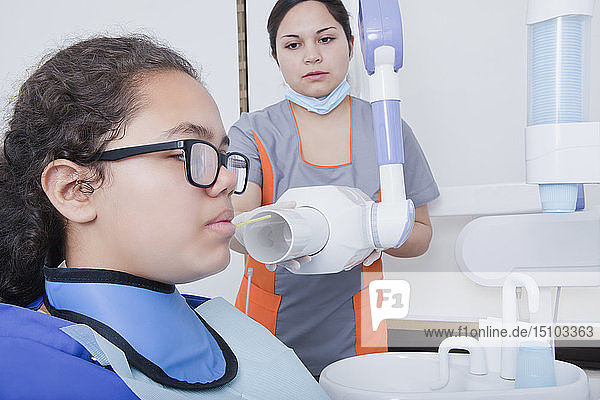 Patientin beim Röntgen in der Zahnarztpraxis