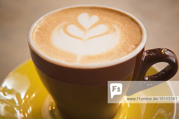 Kaffee in gelber Tasse mit Herzform