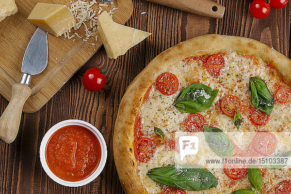 Margherita-Pizza mit Zutaten