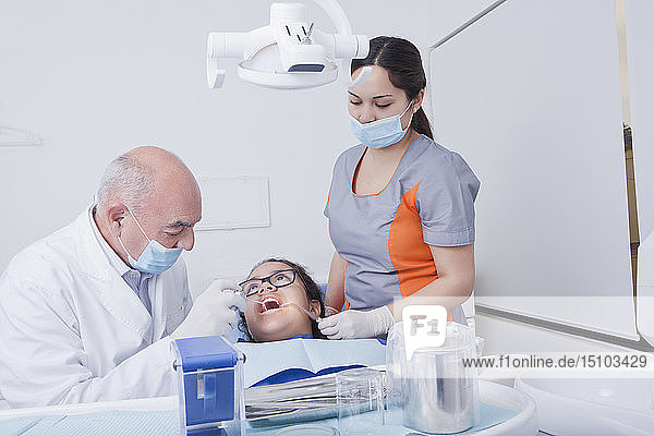 Teenager-Mädchen bei der Zahnreinigung