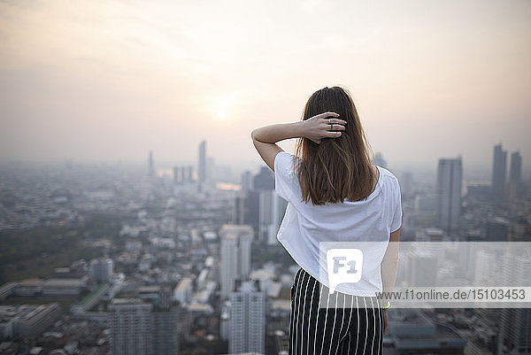 Junge Frau und Stadtbild von Bangkok  Thailand
