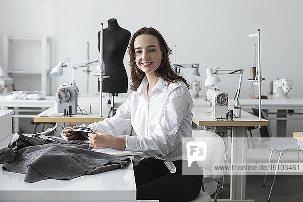Modedesigner bei der Arbeit im Atelier