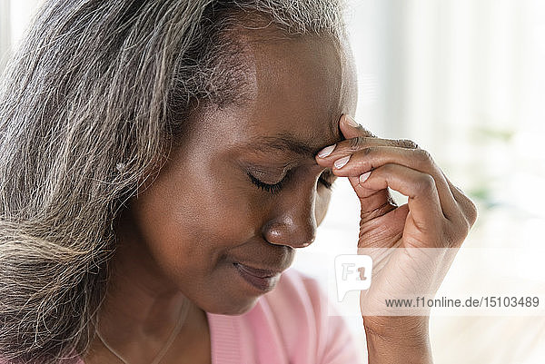 Ältere Frau mit Kopfschmerzen
