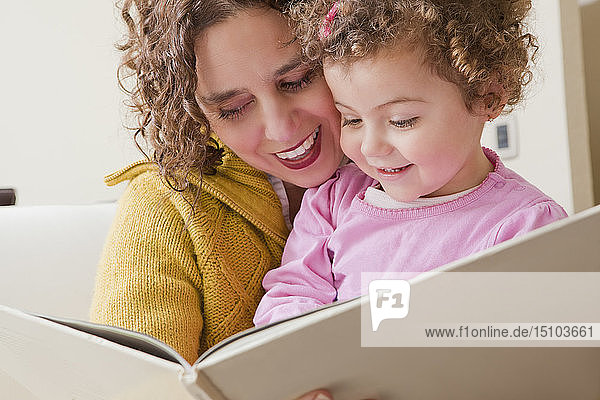 Mutter und Tochter lesen Bilderbuch