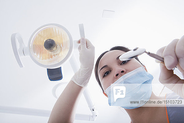 Blick direkt unter die Dentalhygienikerin während der Untersuchung