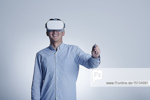 Junger Japaner mit VR-Brille