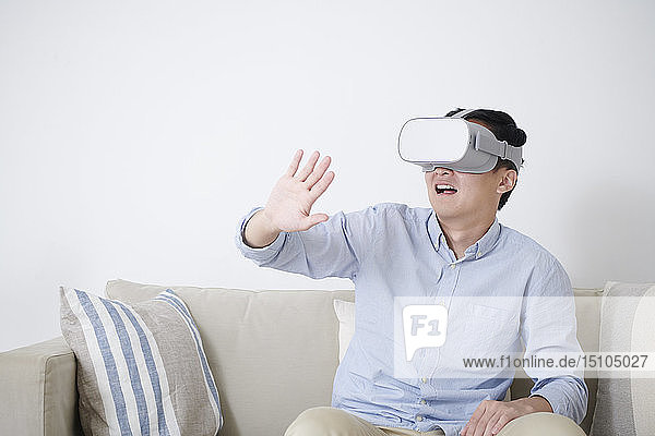 Junger Japaner mit VR-Brille