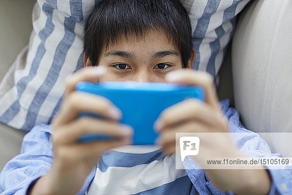 Japanischer Teenager mit Smartphone