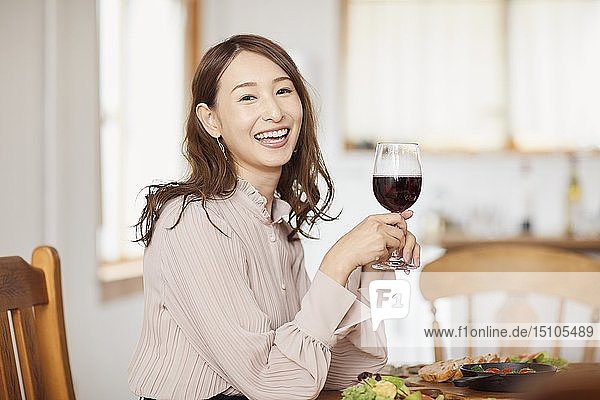 Japanische Frau mit Hausparty