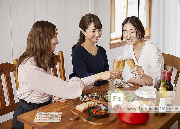 Japanische Frauen mit Hausparty