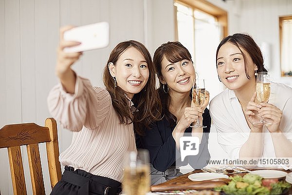 Japanische Frauen mit Hausparty