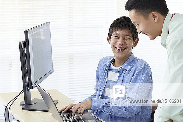Japanischer Teenager studiert Programmieren