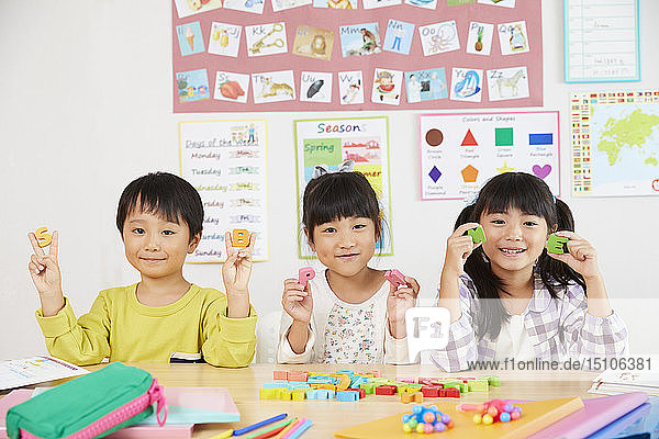 Japanische Kinder im Klassenzimmer