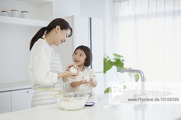 Japanerin mit Tochter in der Küche