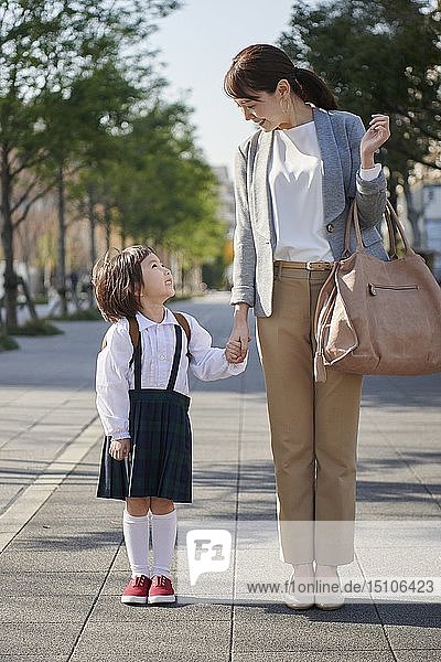 Japanische Mutter und Kind