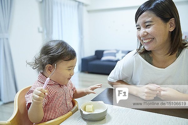 Japanisches Kind mit Mutter zu Hause