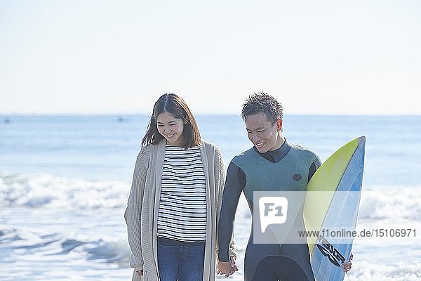 Japanisches Paar am Strand