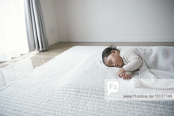 Japanisches Kleinkind schläft zu Hause