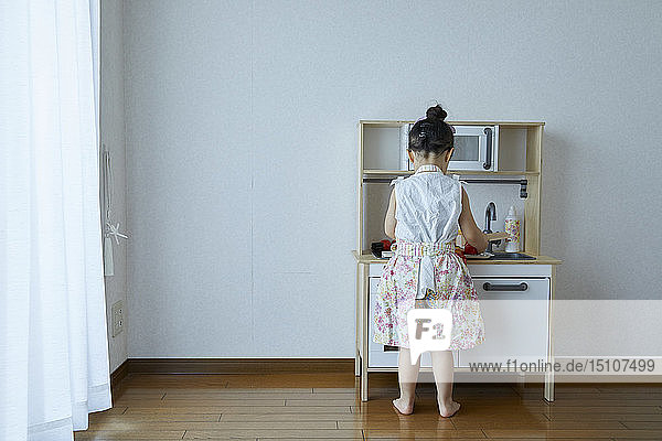 Japanisches Kind zu Hause