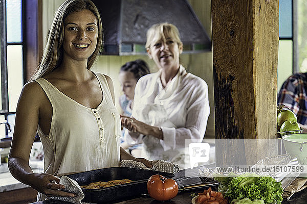 Frau mit ihren Eltern in der Küche stehend