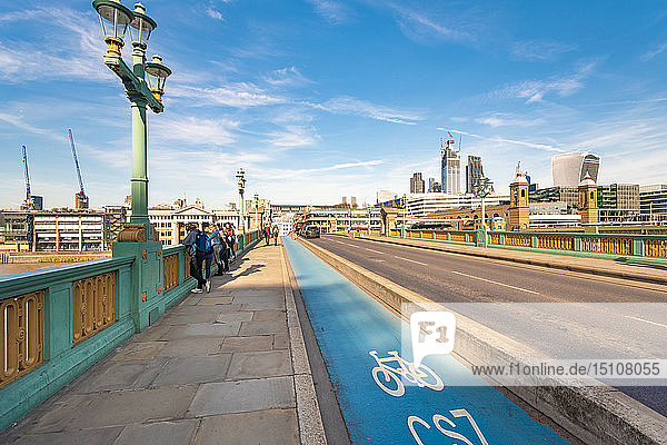 UK  London  Southwark Bridge Straße an einem sonnigen Tag