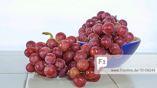 Rote Weintrauben  die mit offenen Augen zum Leben erwachen