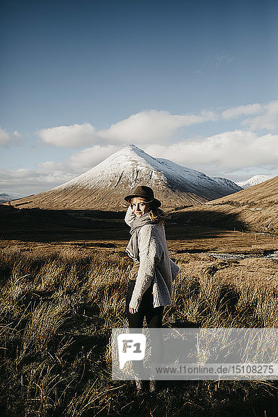 Großbritannien  Schottland  Loch Lomond und der Trossachs-Nationalpark  junge Frau mit Hut in ländlicher Landschaft