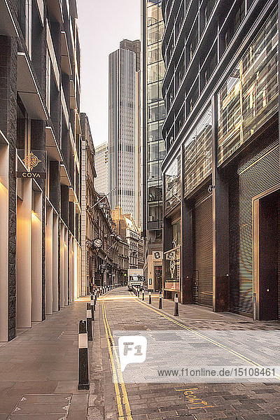 Großbritannien  London  schmale Straße im Finanzbezirk der City of London mit Wolkenkratzern im Hintergrund