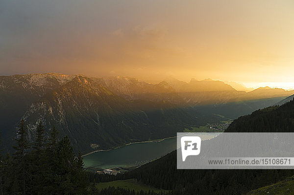Österreich Tirol Maurach Rofangebirge Achensee bei Sonnenuntergang