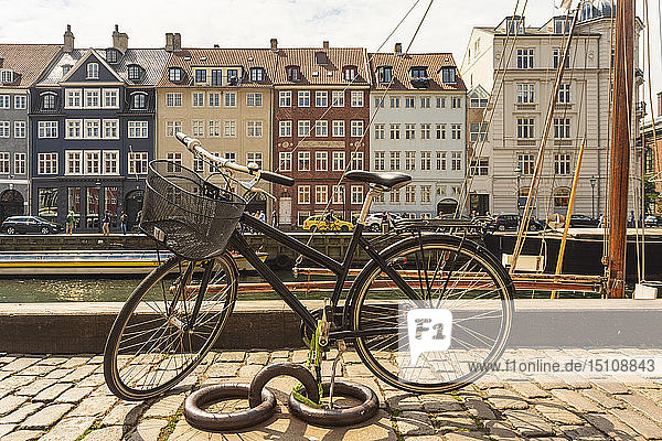 Radfahren in Nyhavn  Kopenhagen  Dänemark