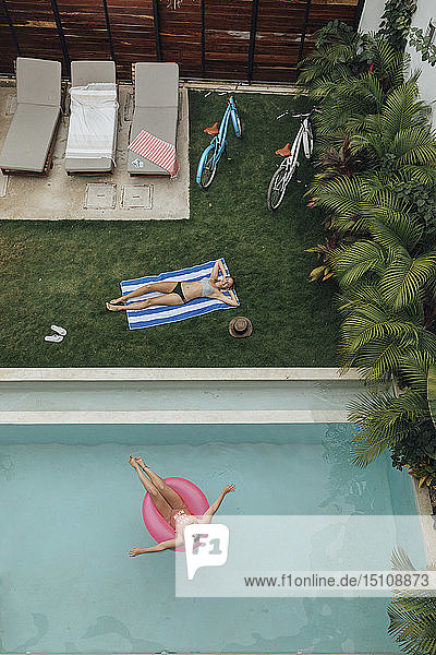 Zwei junge Frauen entspannen sich im Schwimmbad