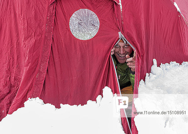 Nepal  Solo Khumbu  Bergsteiger im Zelt im Everest Base Camp