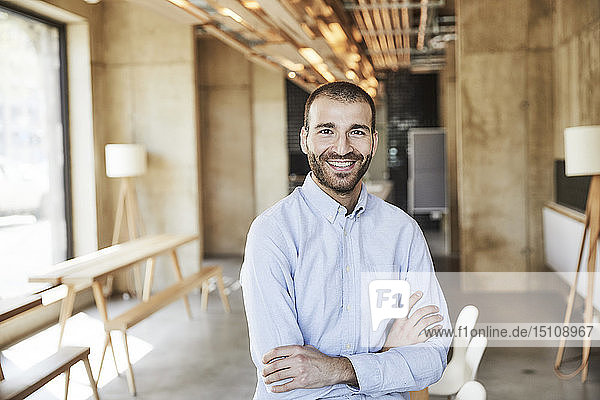 Porträt eines lächelnden Geschäftsmannes in einem modernen Büro