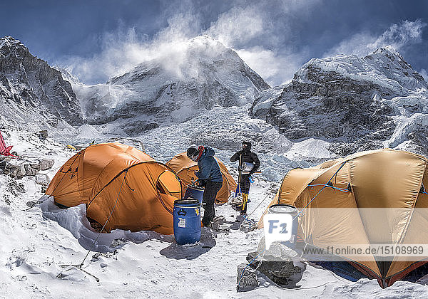 Nepal  Solo Khumbu  Everest Base Camp  Zwei Bergsteiger bereiten Zelte vor