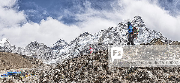 Nepal  Solo Khumbu  Everest  Bergsteiger zu Fuss am Gorak Shep