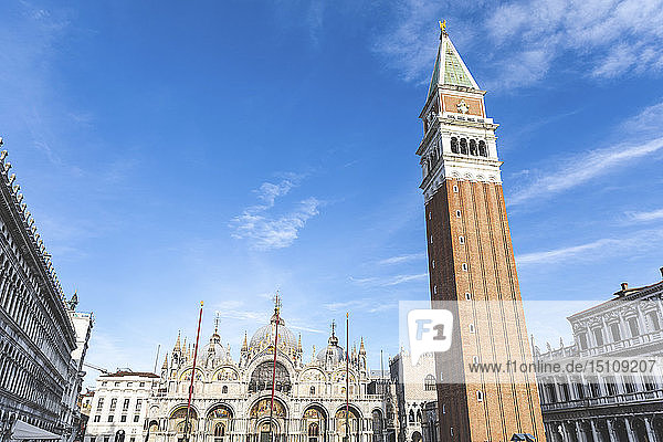Blick auf den Markusdom am Markusplatz mit Campanile im Vordergrund  Venedig  Italien