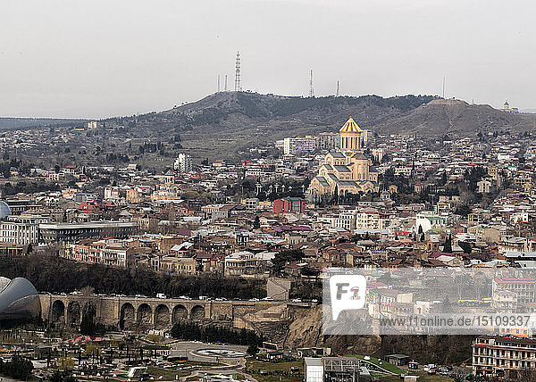 Georgien  Tiflis  Stadtbild mit Dreifaltigkeitskathedrale
