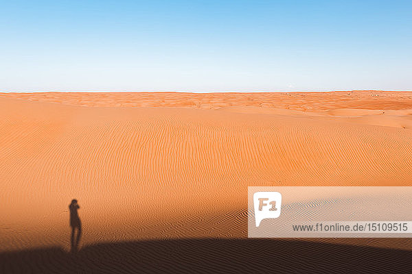 Schatten eines Mannes  der in der Wüste steht  Wahiba Sands  Oman