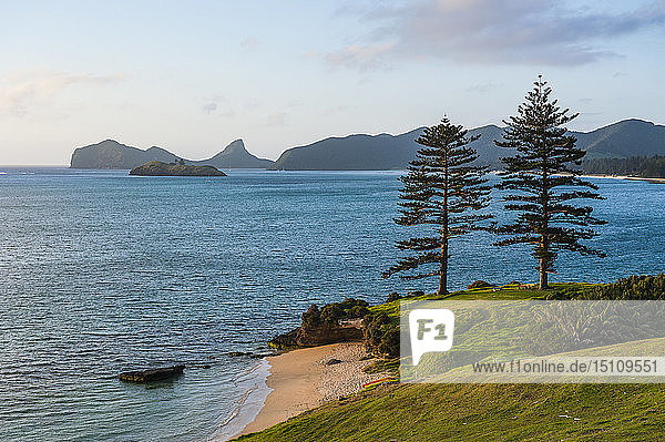 Strand auf einem Golfplatz mit Blick auf Lord Howe Island  New South Wales  Australien