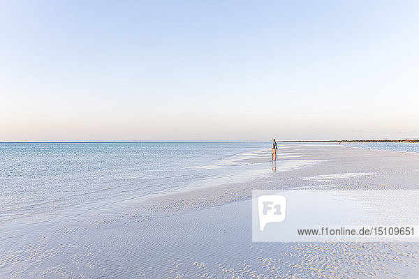 Mann auf einer Sandbank im Meer  Holbox  Yucatan  Mexiko