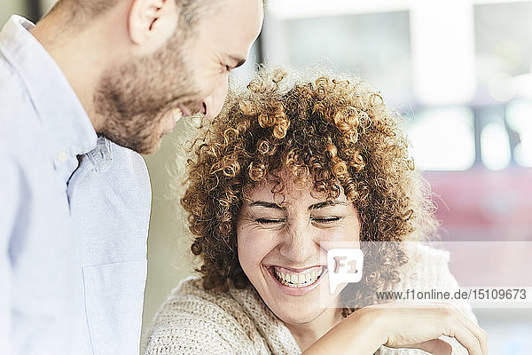 Porträt eines glücklichen Mannes und einer glücklichen Frau