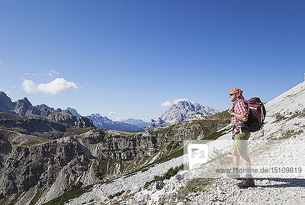 Wanderer auf Wanderweg  Tre Cime di Lavaredo Aera  Naturpark Tre Cime  Unesco-Weltnaturerbe  Sextener Dolomiten  Italien