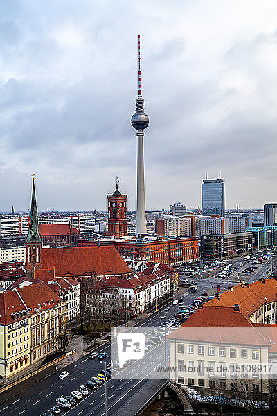 Deutschland  Berlin  Blick auf Fernsehturm  Rotes Rathaus und St. Nikolaus-Kirche