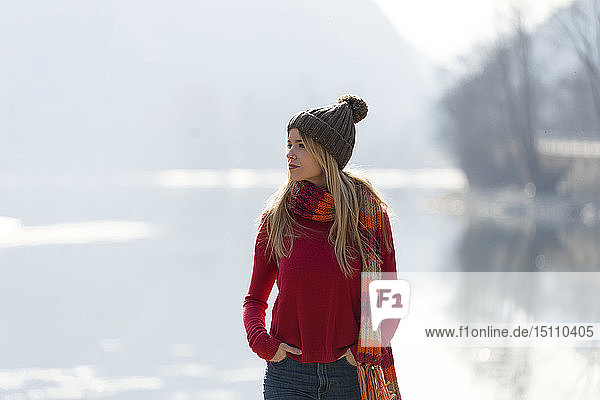 Junge blonde Frau im Winter an einem See