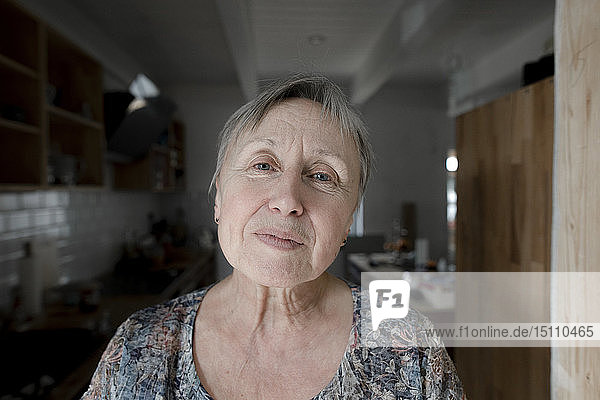 Porträt einer älteren Frau zu Hause