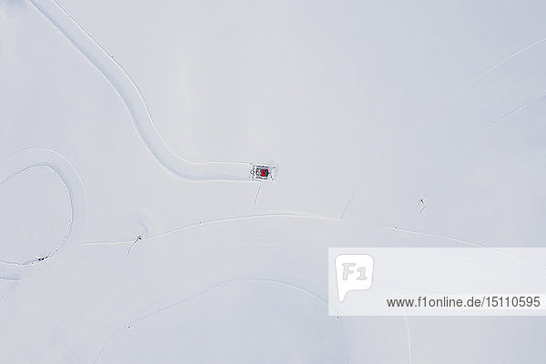 Österreich  Tirol  Galtür  Blick auf Skipiste und Pistenfahrzeug im Winter  Luftaufnahme
