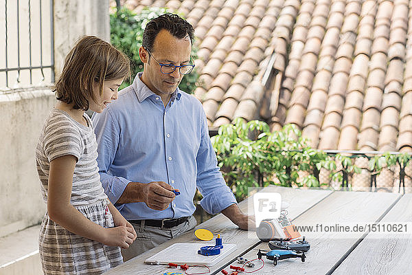Vater unterrichtet seine Tochter in Elektronik und Robotik