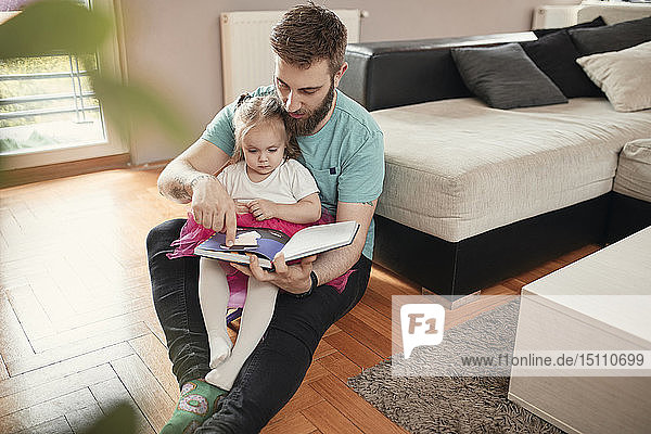 Vater und Tochter lesen ein Buch